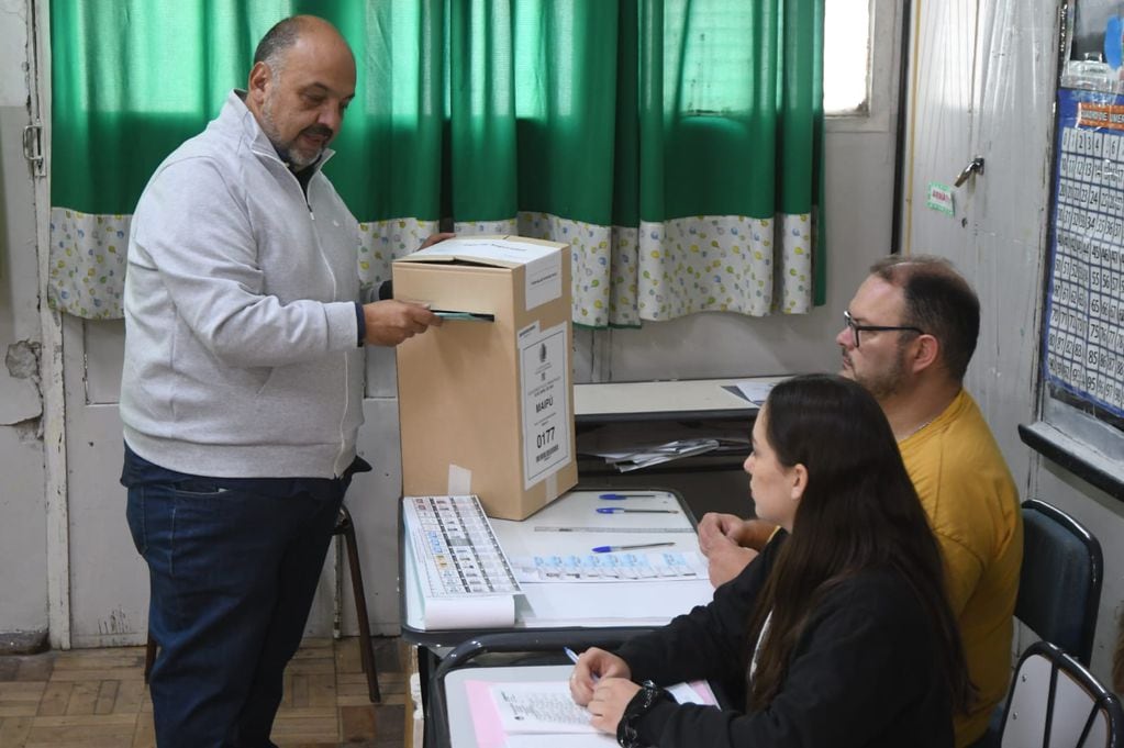 Néstor Majul votó en la escuela Justo José de Urquiza - José Gutiérrez / Los Andes