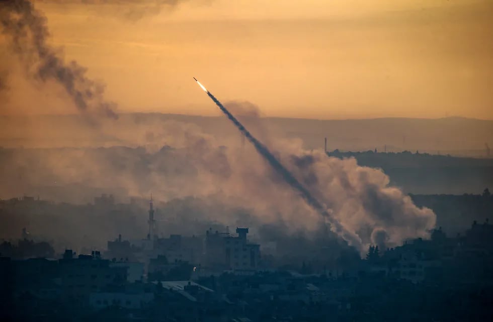 Israel atacó posiciones de Hezbollah en el Líbano. En la se observan misiles lanzados desde Israel a Gaza. EFE