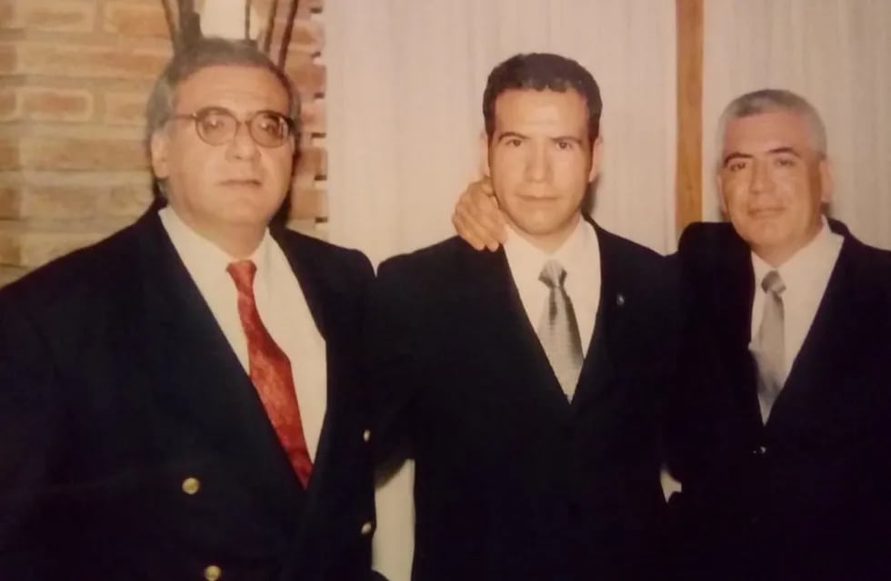 “Mingo” (izquierda) era 19 años mayor que su hermano Raúl Burela (centro). Junto a José Miguel (derecha), ahora son querellantes y buscan justicia. Foto: gentileza