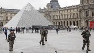 SOLDADOS. Al patrular la zona del museo de Louvre en París, el jueves (AP/Jacques Brinon).