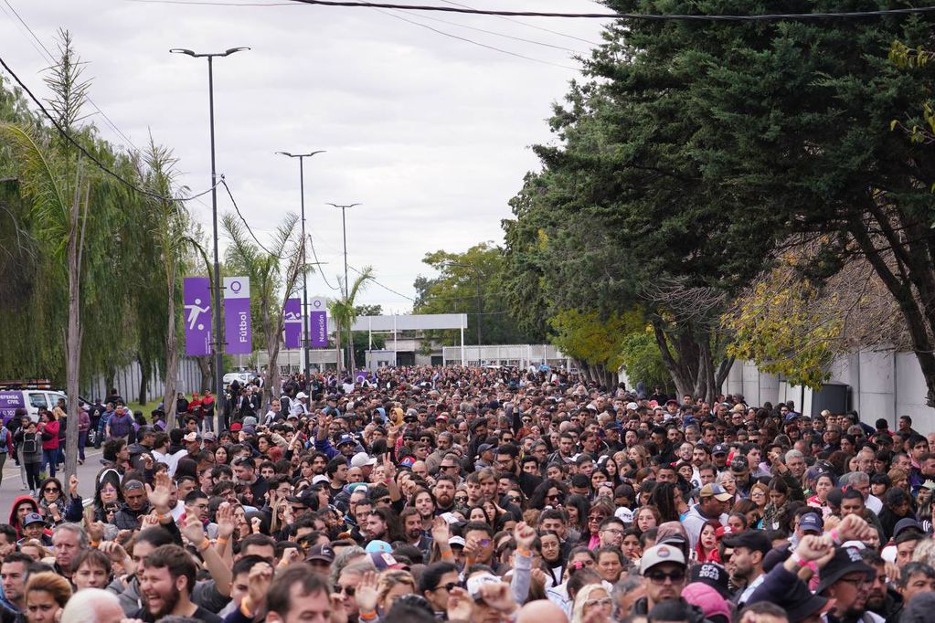 Así esperaban decenas de personas la llegada de Cristina Kirchner a Quilmes. Foto: Cristina Kirchner en X