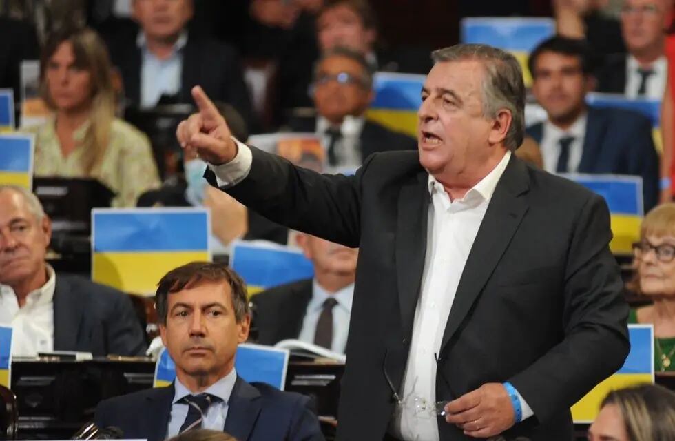 Mario Negri se paró para pedir la palabra pero Cristina Kirchner lo ignoró. / Foto: Gentileza