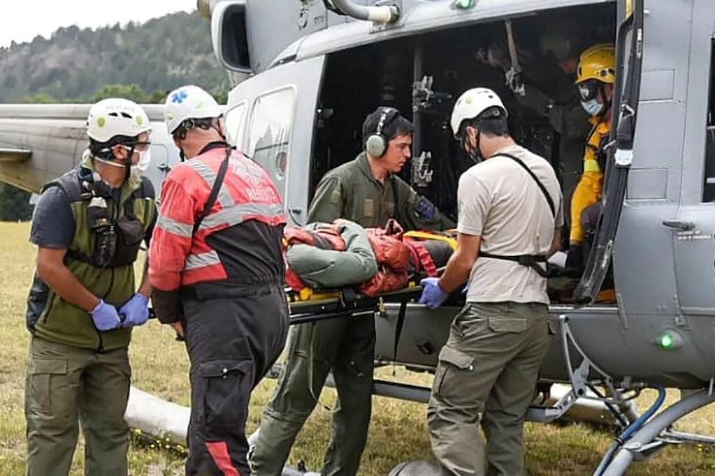Una mendocina y un uruguayo murieron en un accidente en el volcán Lanín y otros andinistas resultaron heridos y fueron rescatados.