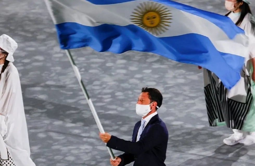 Pedro Ibarra, el abanderado argentino en la clausura de Tokio 2020 (Twitter @DeportesAR)