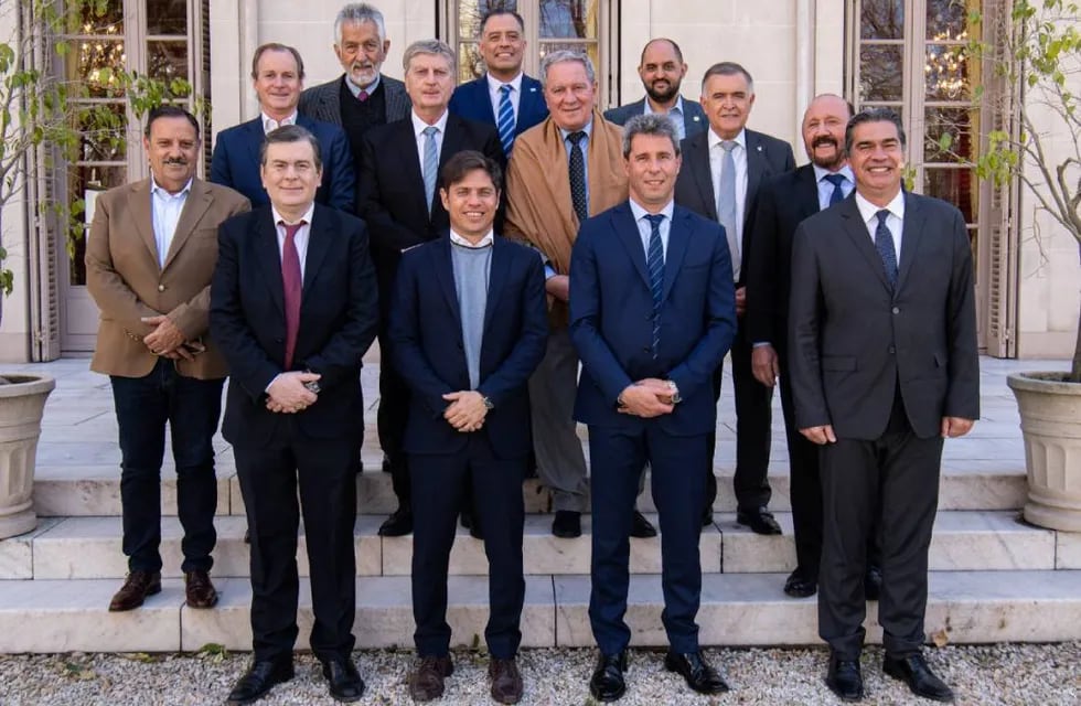 Diez gobernadores y tres vices se reunieron en la capital bonaerense.