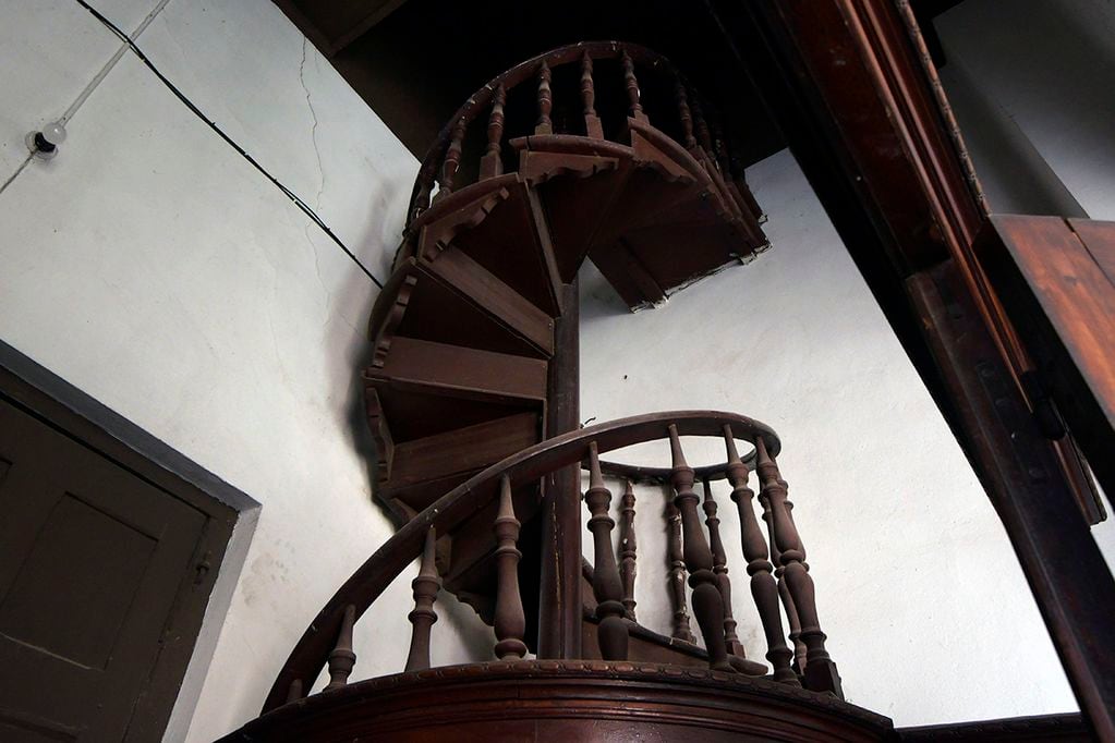 Escalera de madera de la Catedral, que lleva a la primera planta donde se encuentra el coral, luego de recorrer 50 escalones se accede al campanario que se esconde en una impactante cúpula. Foto: Orlando Pelichotti

