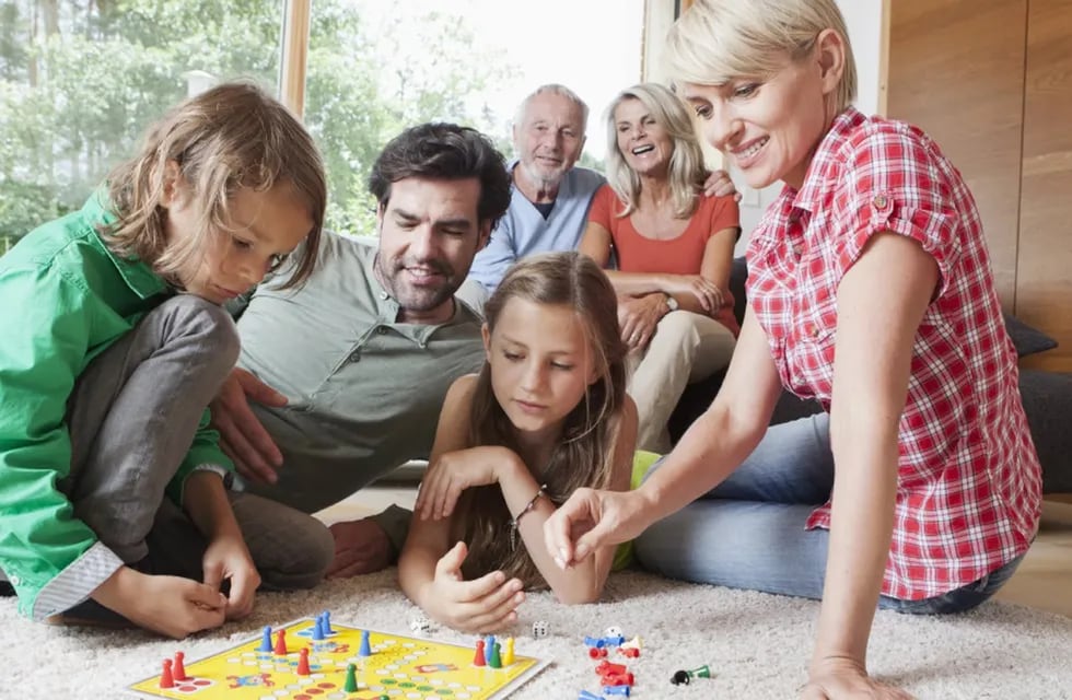 4 juegos de mesa divertidos y sencillos para jugar en familia estas vacaciones.