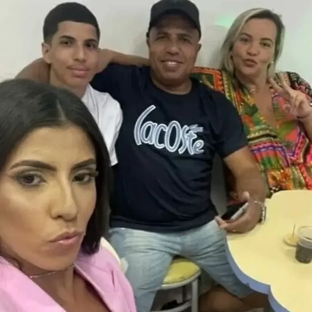 Una selfie familiar cuando nadie imaginaba el horror: Fernanda, Bruno, su padre Adeilson Cabral y Cíntia.