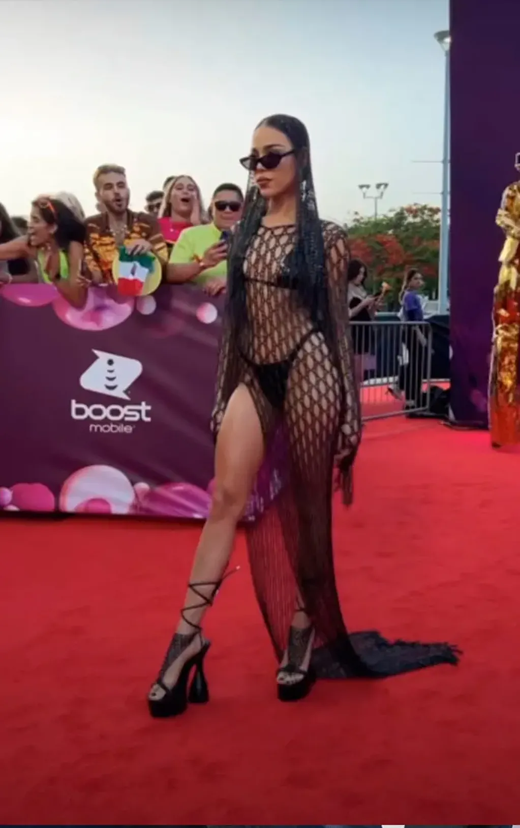 Danna Paola enloqueció a sus fans con un vestido metalizado.