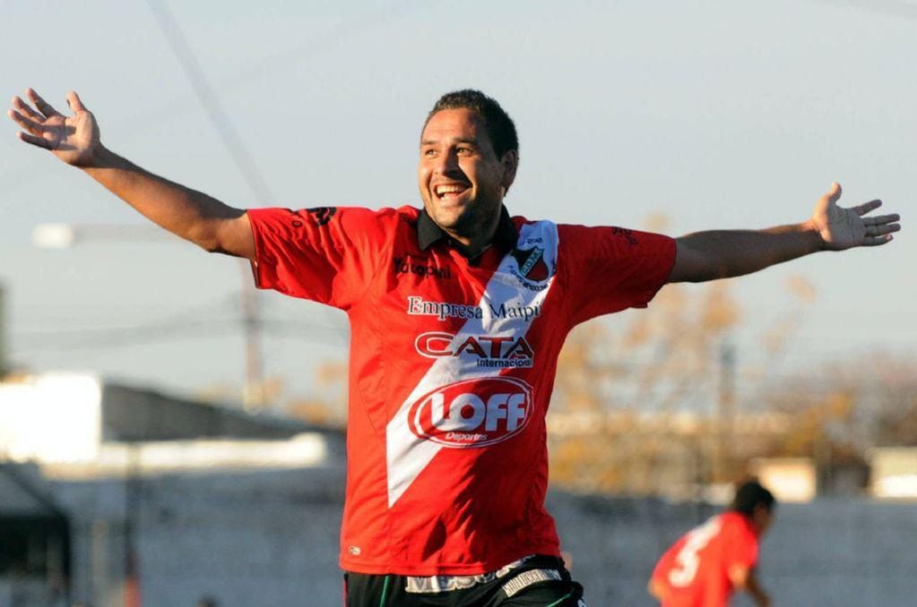 El "Tanque" Giménez jugó en el Deportivo Maipú. También vistió la camiseta de Independiente Rivadavia, entre otros. / Los Andes 