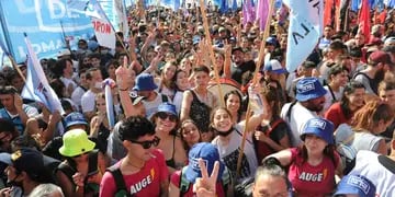 En vivo: comenzó la fiesta por el Día de la Democracia y Alberto Fernández y CFK cerrarán el acto en Plaza de Mayo