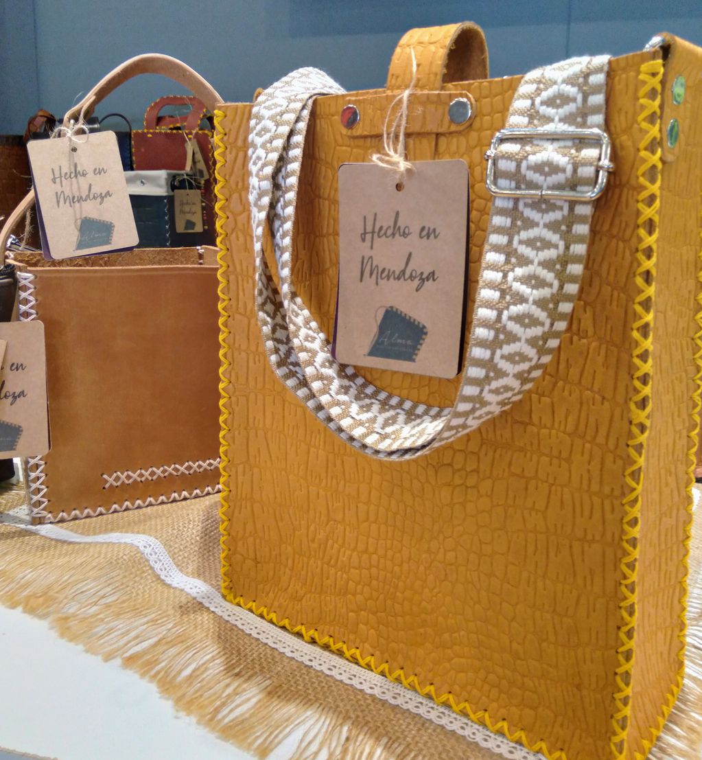 Cada uno de los bolsos y accesorios de Alma Diseño Artesanal en cuero tiene un detalle que los hace únicos. Foto: Gentileza