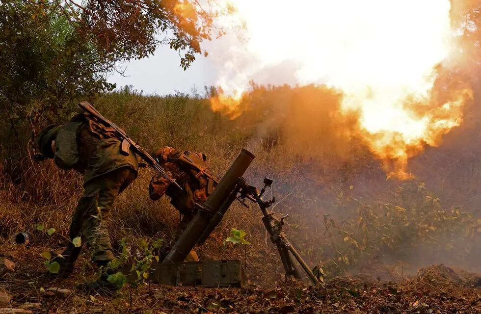Soldados prorrusos disparan un mortero en dirección a Avdiivka.