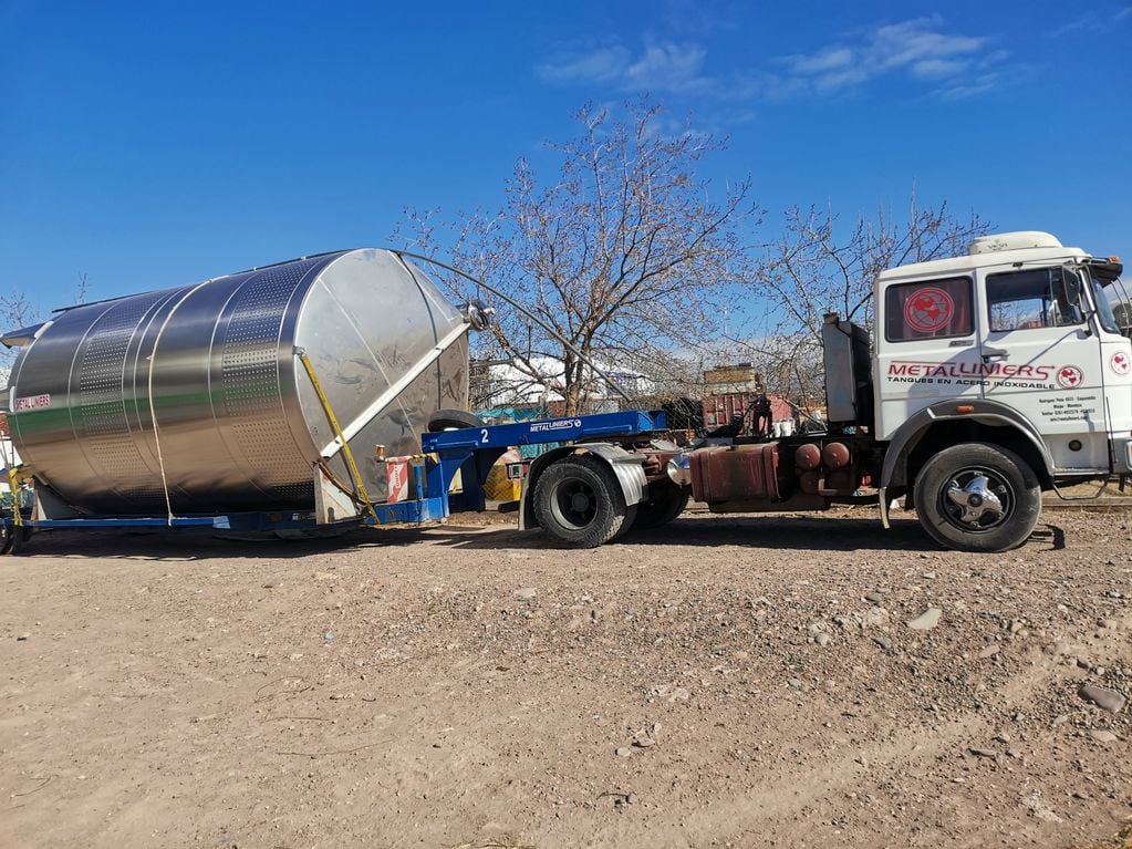 Parte del convoy de camiones transportando tanques de acero inoxidables para una bodega de La Pampa. Imagen: gentileza Metal Liniers