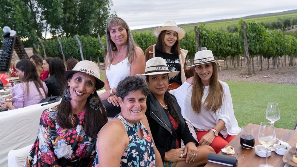 Sandra Roux, Luz Castro, Viviana Valverde y María Siracusa. Paradas: Bettina Konjak y Mara Mignani. PH Ariel Larriba
