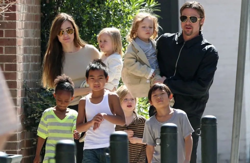 Angelina Jolie y Brad Pitt junto a sus seis hijos Maddox, Pax, Zahara, Shiloh, y los mellizos Vivienne y Knox.