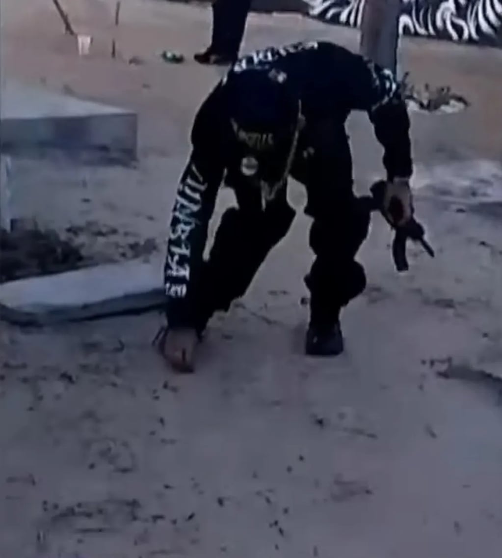 L-Gante en un video portando un arma.