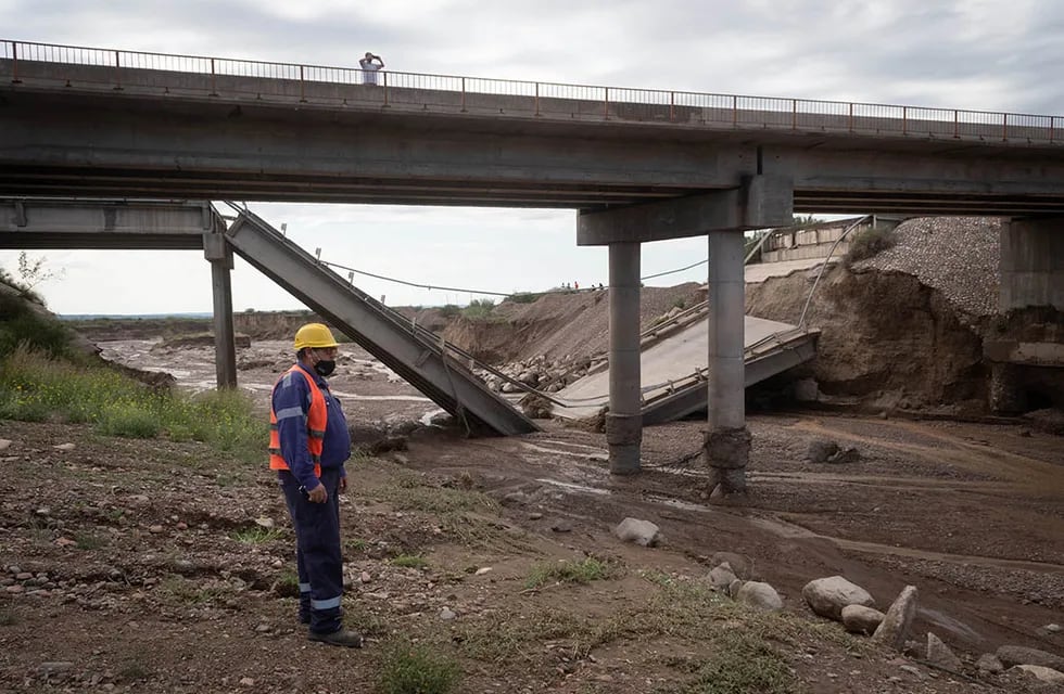 A fines de febrero, una tormenta que provocó crecidas en el Arroyo Los Pozos generó graves destrozos en el puente de la ruta 40. Foto: Ignacio Blanco