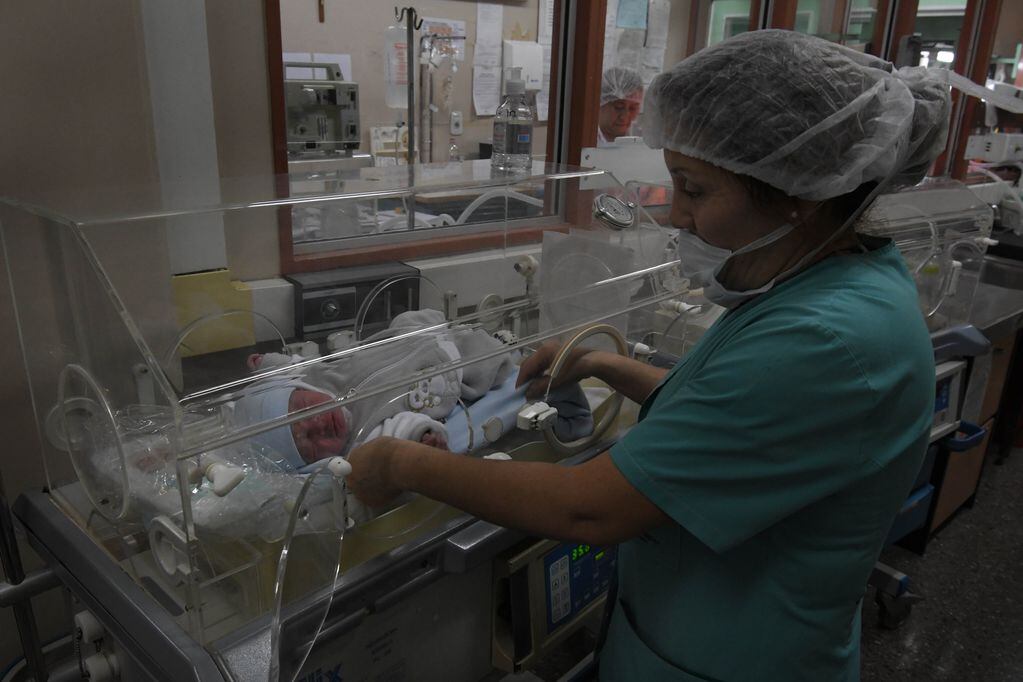 Cristina cuida a uno de los bebés internados en la sala de Neonatología del Hospital Lagomaggiore / Orlando Pelichotti
