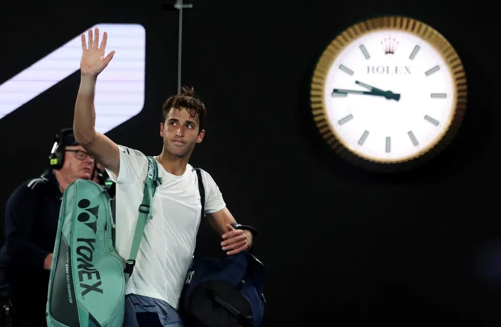 Tomás Etcheverry no pudo con Djokovic y le dijo adiós al Abierto de Australia. (AP)