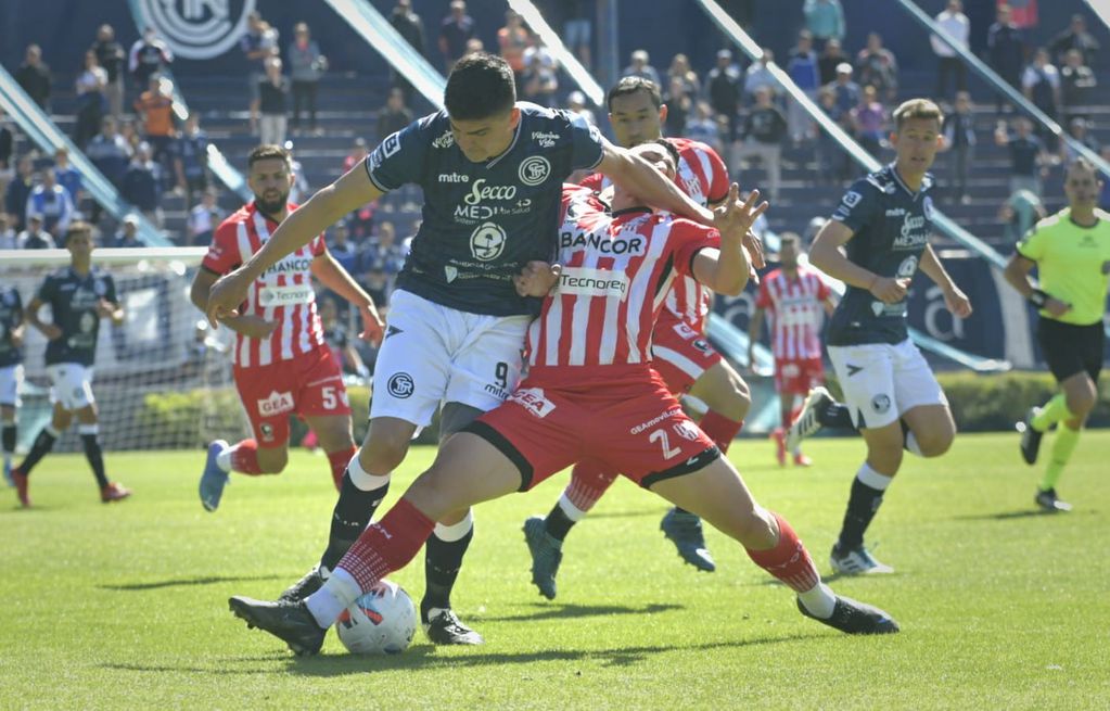 La Lepra busca el gol ante La Gloria. /Orlando Pelichotti- Los Andes