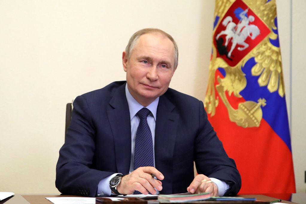 Vladimir Putin, presidente de Rusia, firmando un decreto.