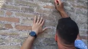 Indignación en Italia por el video de un turista que escribió su nombre y el de su novia en el Coliseo