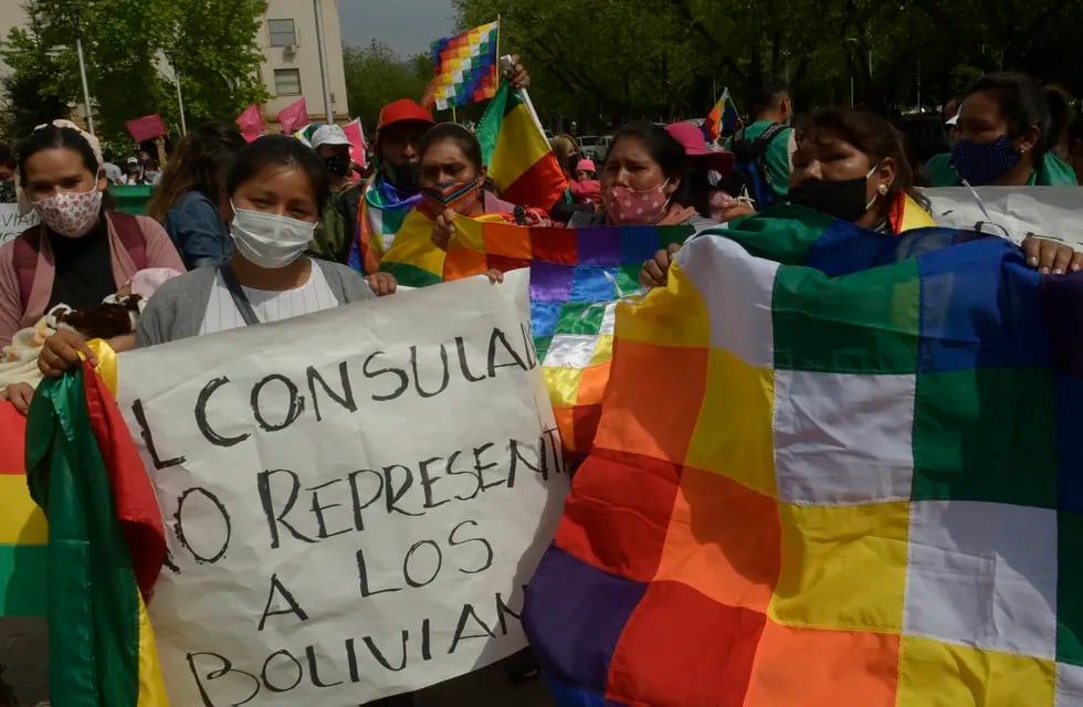 Los residentes de Bolivia reclamaron ante la Casa de Gobierno para que puedan votar en las próximas elecciones en ese país. Foto: Orlando Pelichotti / Los Andes.