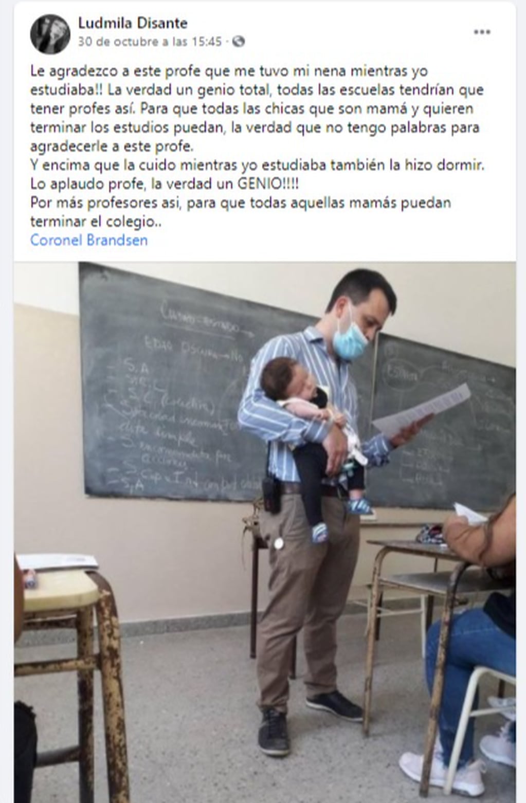 Un docente cargó con el bebé de su alumna para que la joven pudiera estudiar.