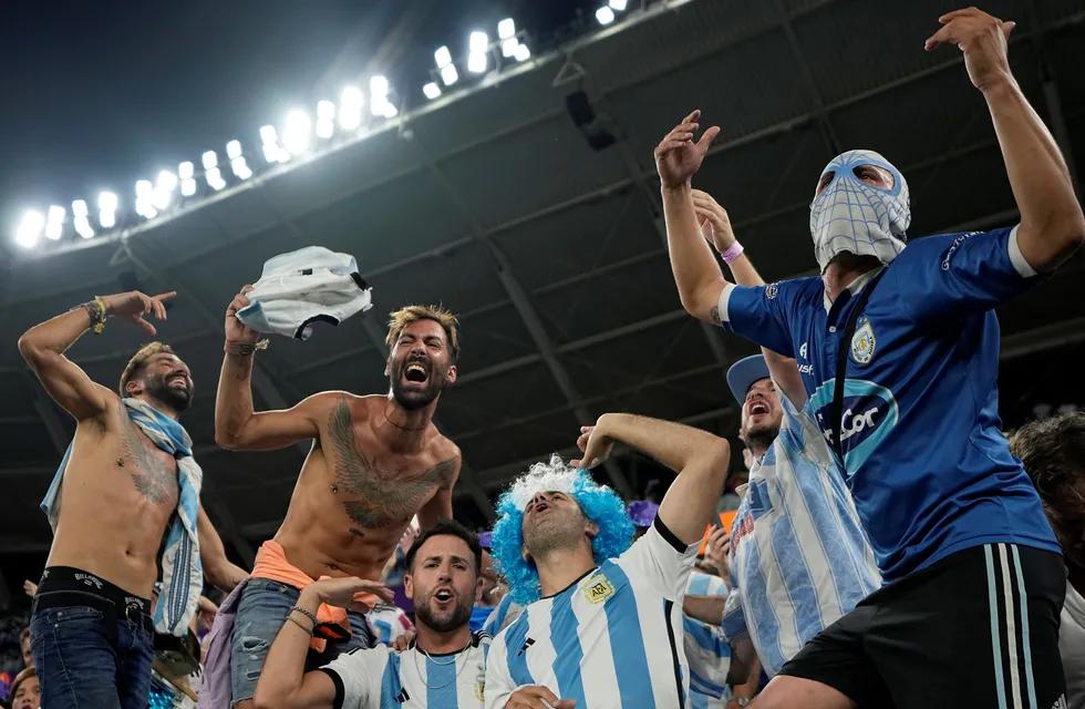 Hinchas de Argentina, a puro aliento en el partido ante Australia por el Mundial Qatar 2022.
