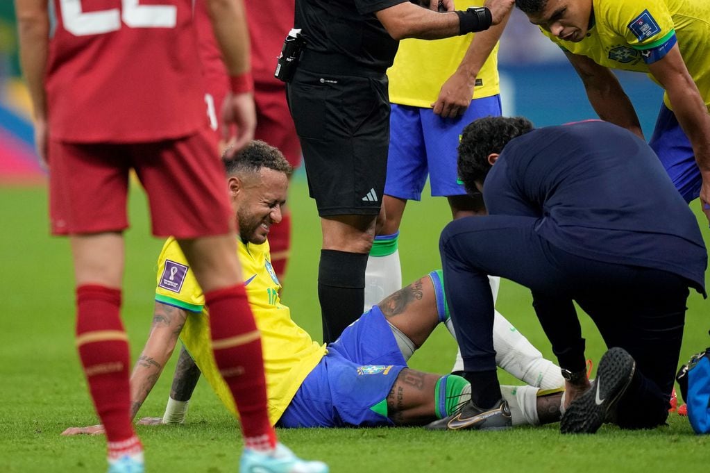 El fuerte dolor en el tobillo de Neymar fue la preocupación que dejó el triunfo de Brasil en el estreno de Qatar 2022. (AP)