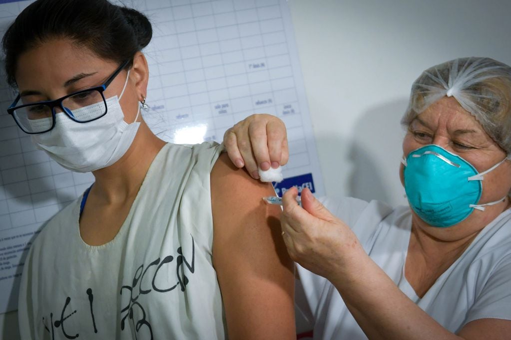 Personal sanitario recibe la vacuna Sputnik V en Mendoza. Foto: 