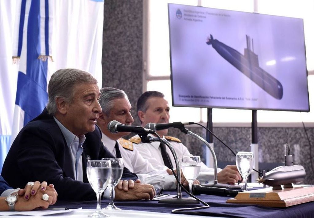 
El ministro de Defensa, Oscar Aguad, y autoridades de la Armada brindaron una conferencia de prensa esta mañana. | AP
   