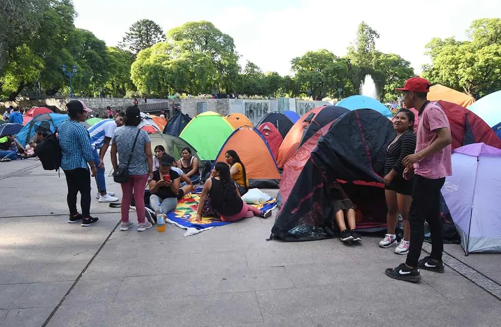 Acampe de integrantes del Polo Obrero en plaza Independencia de Ciudad, en reclamo por la quita de subsidios. Foto: José Gutierrez / Los Andes