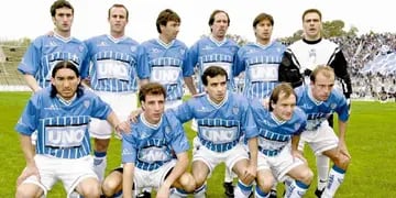 En 2000-01, Alberto Garro armó un equipo con la vieja guardia como base y Godoy Cruz fue protagonista en la primera parte del torneo. 