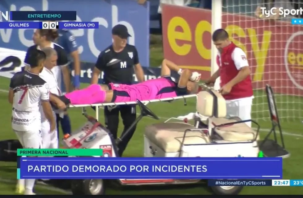 Brian Olivera, arquero del Lobo, recibió el impacto de un proyectil en el partido entre Quilmes y Gimnasia de Mendoza. (Captura de TV)