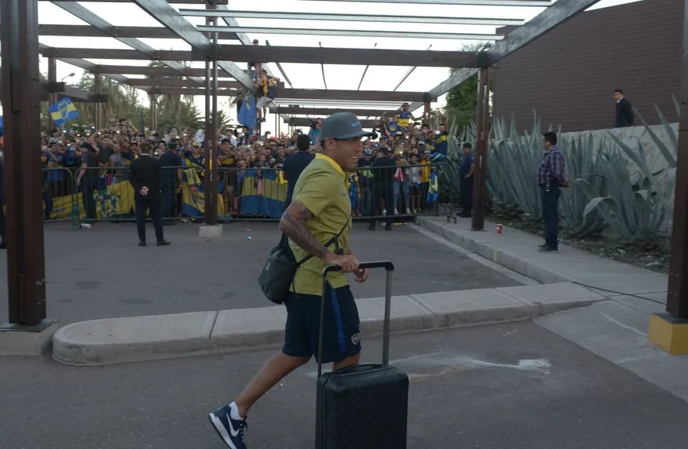 Tras la falla en el avión, Boca llegó a Mendoza y fue recibido por cientos de hinchas