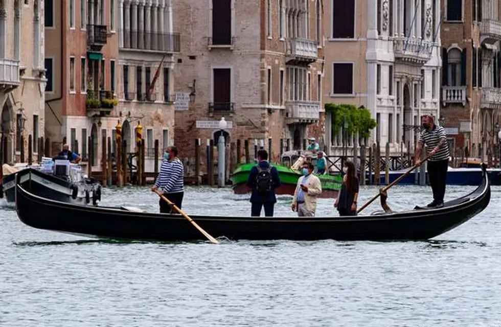 Venecia se abre al turismo nuevamente y ya pueden subirse a las conocidas góndolas.