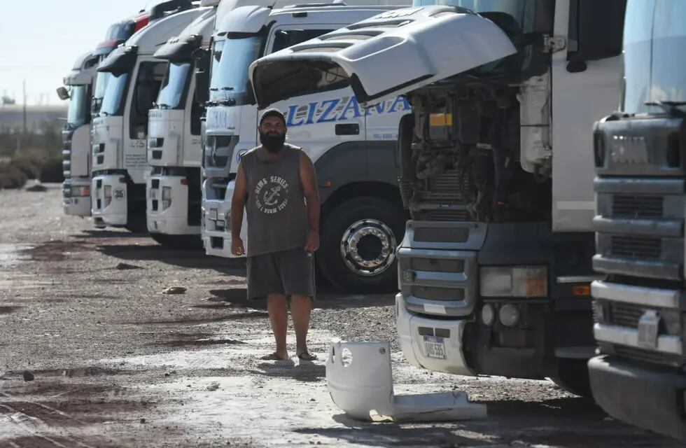 Casi 1.000 camiones están varados por el cierre del Paso a Chile que seguirá sin abrir por mal tiempo Foto: Ignacio Blanco