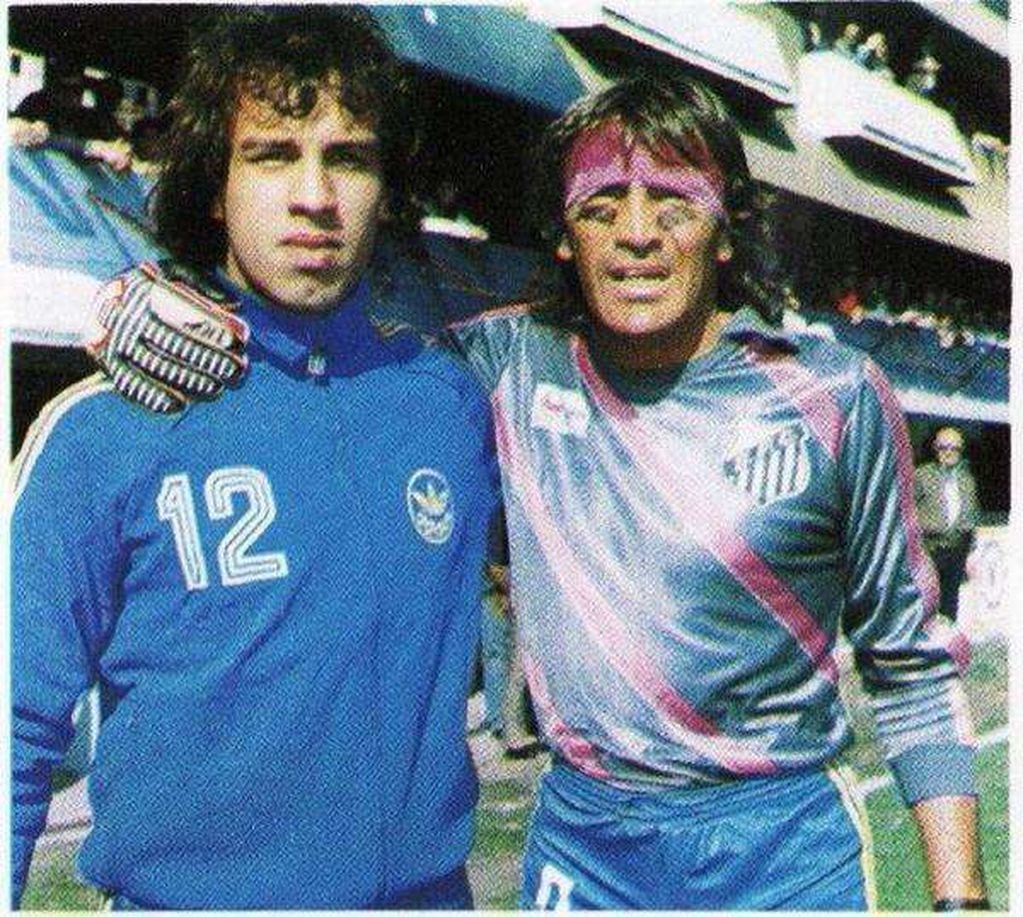 El "Mono" Navarro Montoya, junto a su máximo ídolo, Hugo Orlando Gatti, otro que supo atajar penales con la camiseta de Boca. 