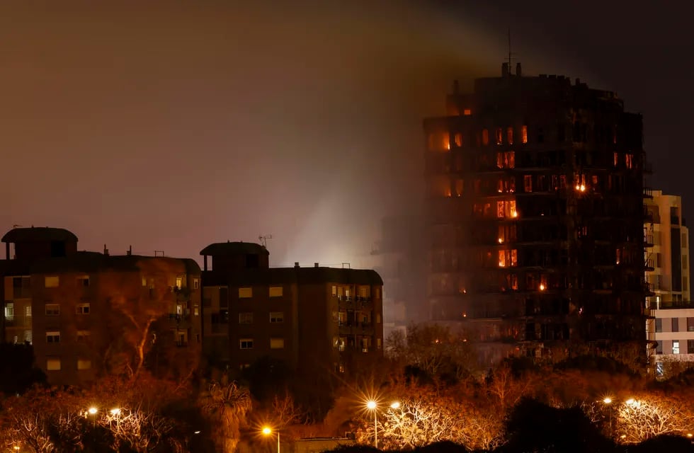 Vista del incendio declarado en un quinto piso de un edificio de viviendas de Valencia que ha afectado totalmente al inmueble y se ha propagado a otro anexo en Valencia, España. Foto: EFE/ Kai Fösterling