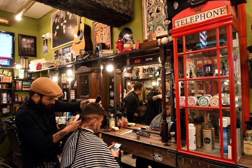 
Liverpool. La barbería The Arditi y su referencia a The Beatles. | Marcelo Rolland / Los Andes
   