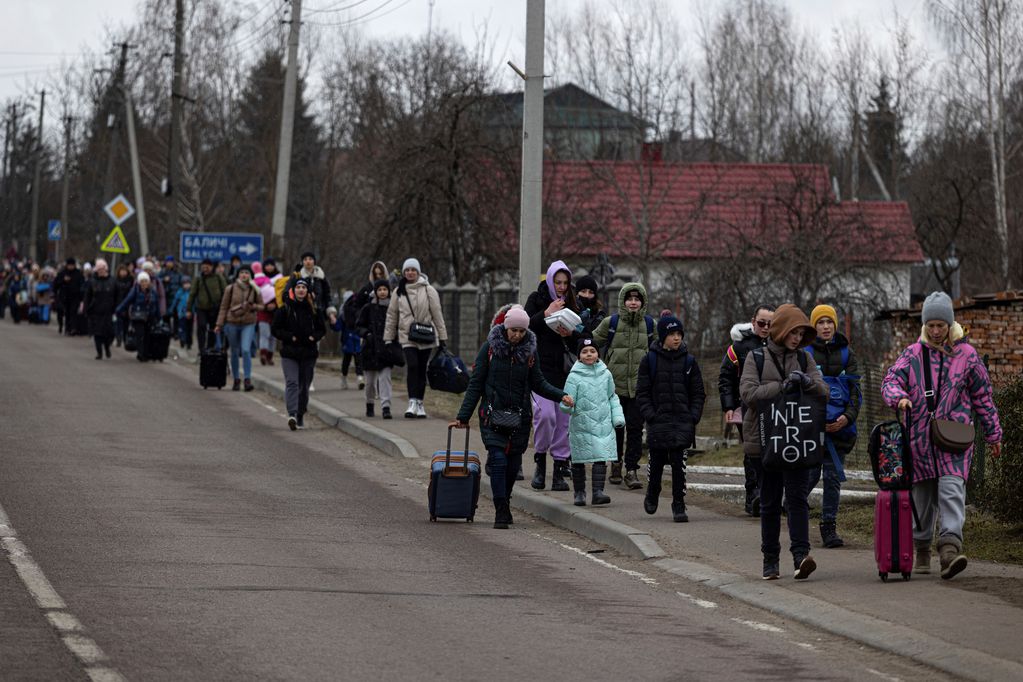 Miles de personas escapan de Lviv. (AP)