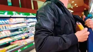 Hombre robando supermercado