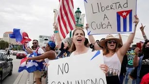 Exiliados cubanos se manifiestan en el restaurante Versailles en el barrio de La Pequeña Habana de Miami en apoyo a los manifestantes en Cuba. AP