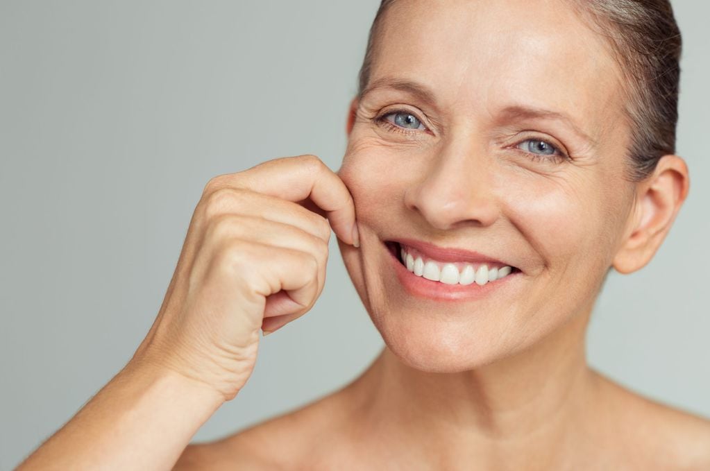 Los bioestimuladores tratan signos de envejecimiento como arrugas, líneas finas, flacidez y pérdida de volumen.