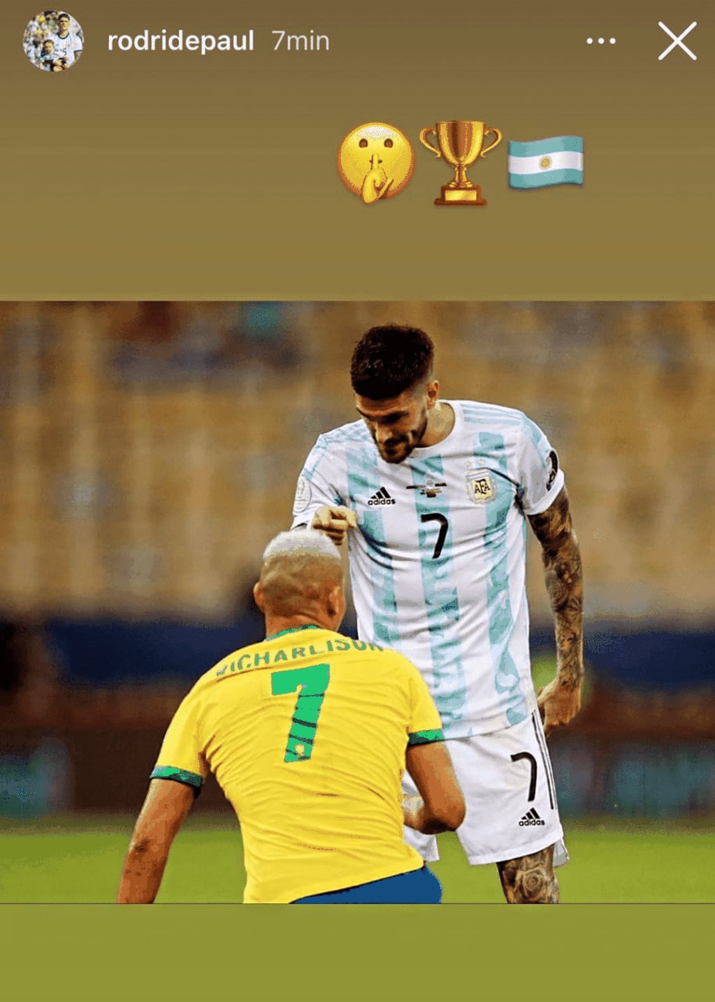 El volante argentino y el delantero brasileño se cruzaron en las redes sociales.