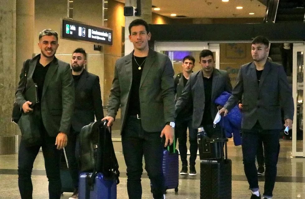 El plantel de Godoy Cruz llegó al aeropuerto vestido con su ropa de moda proporcionada por su principal patrocinador "Fiume Sport".