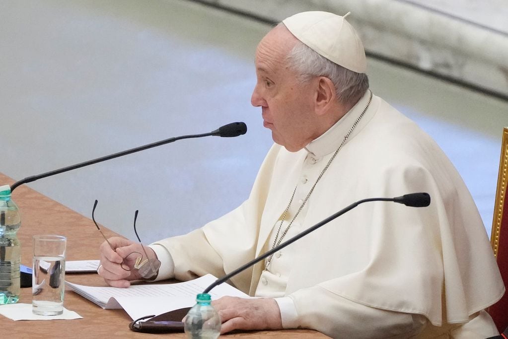 El papa Francisco se comunicó por teléfono con el presidente de Ucrania, Volodimir Zelenski (AP)