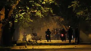 Noche violenta. Una batalla campal se libró el 14 de marzo de 2014 en las afueras del estadio Gargantini entre hinchas y policías. Diego Parés / Los Andes